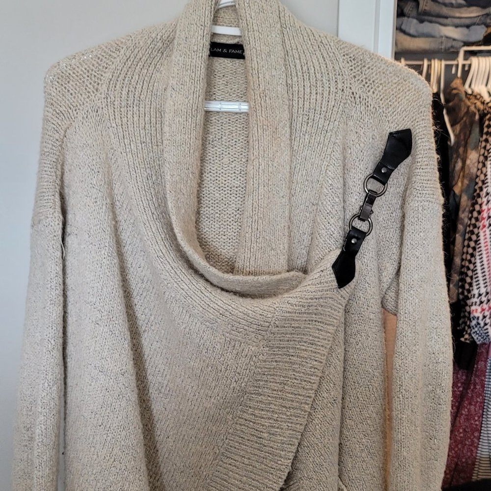 Cream sweater with buckle to close it